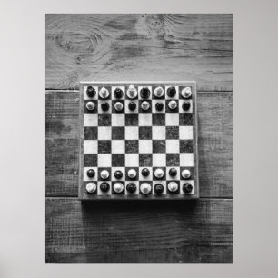 Schaakbordspel op rustieke houten tafel poster