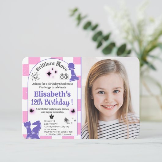 Schaakverjaardagsfeestje voor meisjes met aangepas kaart (Staand voorkant)