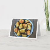 Schaal gesneden pruimenfruit op houten tafel kaart (Voorkant)