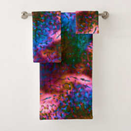 Schaal met blauwe chroomschalen op zalm bad handdoek