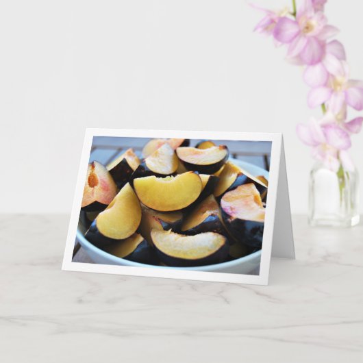 Schaal met gesneden pruimenfruit kaart (Orchidee)