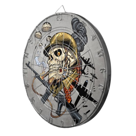 Schaal met helm, vliegtuigen en bommen dartbord (Voorkant Rechts)