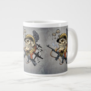 Schaal met helm, vliegtuigen en bommen grote koffiekop