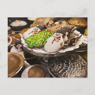 Schaal met verse kerstkoekjes feestdagenkaart