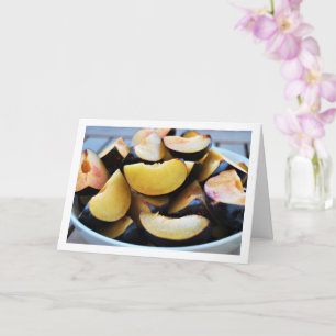 Schaal van gesneden pruimenfruit kaart