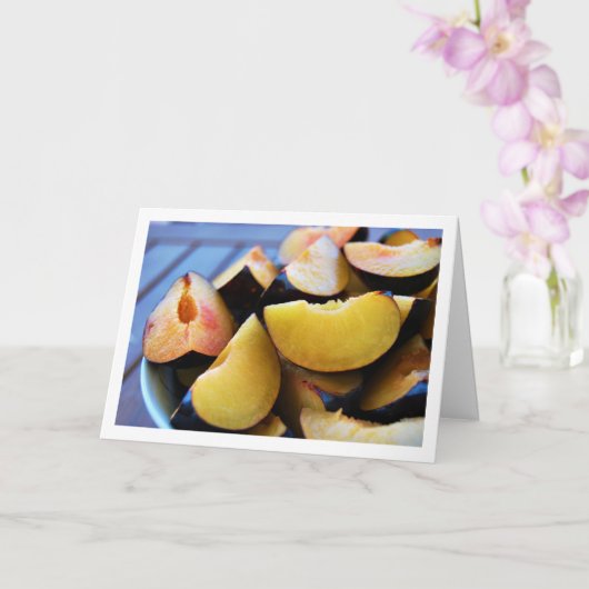 Schaal van gesneden pruimenfruit kaart (Orchidee)