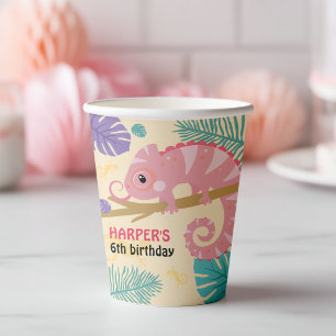 Schaaltjes en spijkerbroeken papieren bekers
