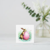 schaamte bunny zich verschuilt achter een groot pa informatiekaartje (Staand voorkant)