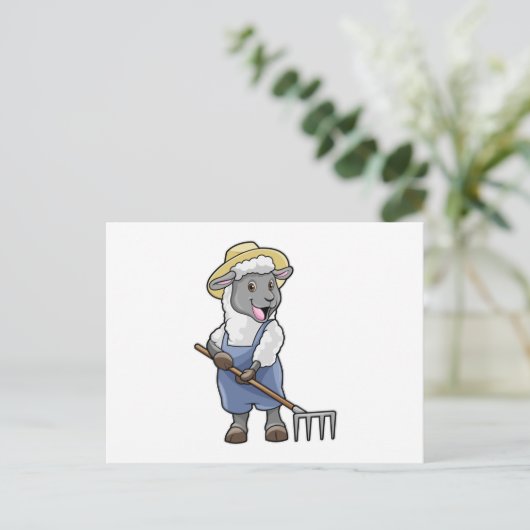 Schaap als boer met hark en hoed briefkaart (Staand voorkant)