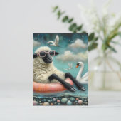 Schaap geniet Drijven in een meer met zwanen Briefkaart (Staand voorkant)
