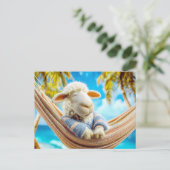 Schaap in hangmat onder palmboom feestdagenkaart (Staand voorkant)