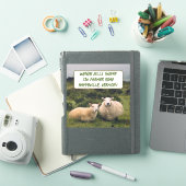 Schaap in veld aangepaste grote Sticker met tekst (iPad Cover)