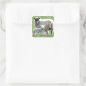 Schaap met haar lam vierkante sticker (Tas)