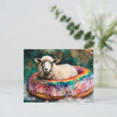 Schaap op een regenboogkleur Drijvende donut Briefkaart (Staand voorkant)