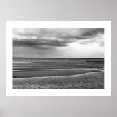 Schaats dat op het strand surft, zwart-wit poster (Voorkant)