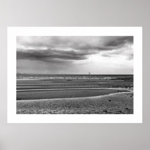 Schaats dat op het strand surft, zwart-wit poster