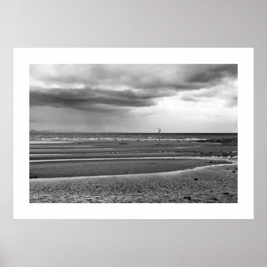 Schaats dat op het strand surft, zwart-wit poster (Voorkant)