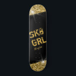 Schaats Girl Black Gold Glitter Girly Persoonlijk Persoonlijk Skateboard<br><div class="desc">Zwart en goudglitter Aangepast skateboard met "SK8 GRL"-tekstquote design en optionele naamaanpassing is voorzien van een vette,  vette,  gladde,  opgerold kunstwerk met glitterige kleppen die zijn voorzien van een sportief ontwerp,  perfect als een wanddecoratie,  keepasje of een klein design skateboard voor gebruik in het park.</div>