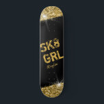 Schaats Girl Black Gold Glitter Girly Persoonlijk Persoonlijk Skateboard<br><div class="desc">Zwart en goudglitter Aangepast skateboard met "SK8 GRL"-tekstquote design en optionele naamaanpassing is voorzien van een vette,  vette,  gladde,  opgerold kunstwerk met glitterige kleppen die zijn voorzien van een sportief ontwerp,  perfect als een wanddecoratie,  keepasje of een klein design skateboard voor gebruik in het park.</div>