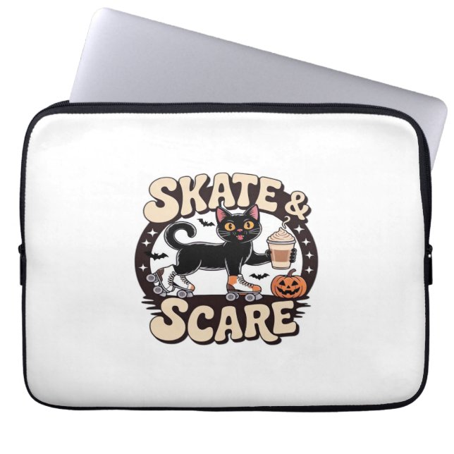 Schaats & Scare – Schattigee zwarte kat rolschaats Laptop Sleeve (Voorkant)