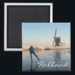 Schaatsen langs windmolen en riet tekst magneet<br><div class="desc">Souvenir fotomagneet met een atleet schaatsen op een bevroren rivier langs hoar-frosted riet en een windmolen op een mooie winterochtend in Nederland met de tekst: 'Holland'.</div>