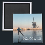 Schaatsen langs windmolen en riet tekst magneet<br><div class="desc">Souvenir fotomagneet met een atleet schaatsen op een bevroren rivier langs hoar-frosted riet en een windmolen op een mooie winterochtend in Nederland met de tekst: 'Holland'.</div>