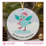 Schaatsen Wintersport Foto Keramisch Ornament<br><div class="desc">Vier het vakantieseizoen met dit charmante keramische ornament met een afbeelding van een schattige vogel die sierlijk over het ijs glijdt. Gekleed in een gezellig pet en sjaal te midden van zacht vallende sneeuwvlokken, vangt dit prachtige ontwerp de magie van de winter. Personaliseer de voorkant van het ornament met uw...</div>