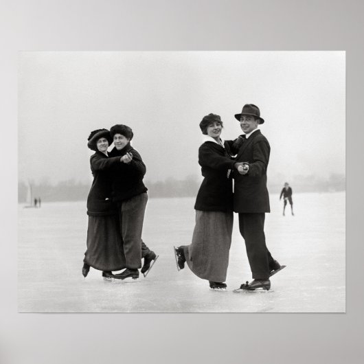 Schaatsende koppels, 1915. Oude winterfoto Poster (Voorkant)