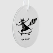 Schaatsende wasbeer – Whimsical wasbeer dier Ornament (voorkant)