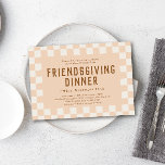 Schaatser Checkerboard Friendsgiving Diner Kaart<br><div class="desc">Nodig je vrienden uit voor het Thanksgiving diner met deze eenvoudige en leuke dambordthema-uitnodiging in zachte herfst tinten van bruin,  zand en ivoor.</div>