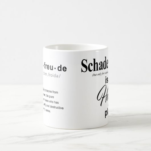 Schadenfreude* is mijn Happy Place Coffee Mok (Center)