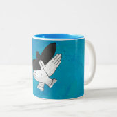 Schaduw Eagle op blauw Tweekleurige Koffiemok (Voorkant rechts)