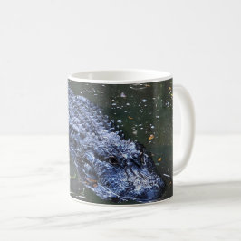Schaduw in het ondiepe water koffiemok