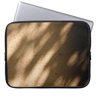 Schaduw op bruine vloervloer laptop sleeve