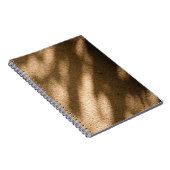 Schaduw op bruine vloervloer notitieboek (Rechterzijde)