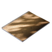 Schaduw op bruine vloervloer notitieboek (Linkerzijde)