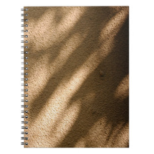 Schaduw op bruine vloervloer notitieboek