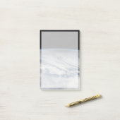 Schaduw van de maan gegoten op de noordelijke Stil Post-it® Notes (Op bureau)