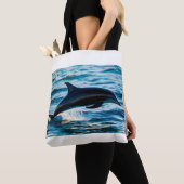 Schaduw van de zee: de zwarte dolfijn tote bag (Dichtbij)