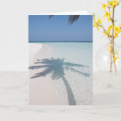 Schaduw van een palmboom op een verlaten eilandstr kaart (Gele Bloem)