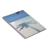 Schaduw van een palmboom op een verlaten eilandstr notitieboek (Rechterzijde)