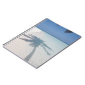 Schaduw van een palmboom op een verlaten eilandstr notitieboek (Linkerzijde)