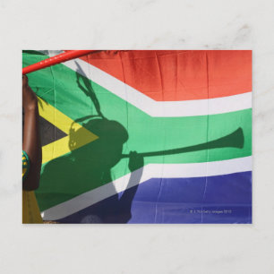 Schaduw van voetbalsupporter die vuvuzela blaast, briefkaart