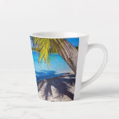 Schaduwen op het strand latte mok (Rechts)