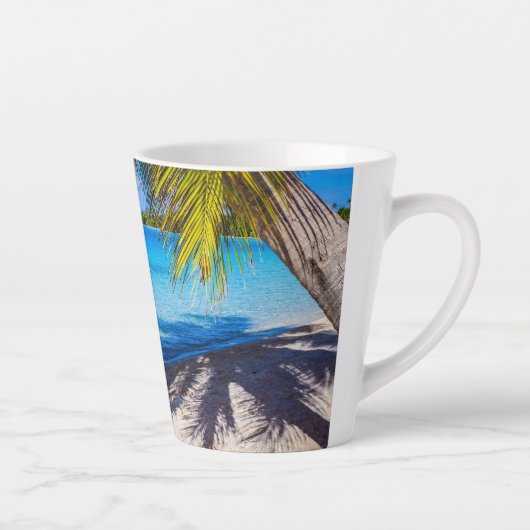 Schaduwen op het strand latte mok (Rechts)