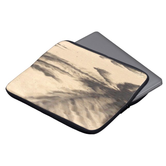 Schaduwen op het zand laptop sleeve (Voorkant top)