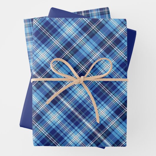 Schaduwen van blauw en wit plaid inpakpapier vel (In situ)