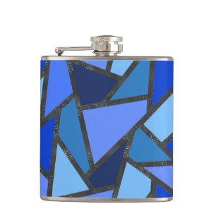Schaduwen van blauw gekleurd glas heupfles