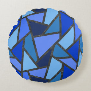 Schaduwen van blauw gekleurd glas rond kussen
