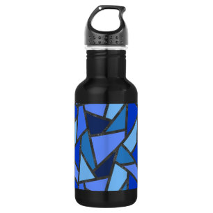 Schaduwen van blauw gekleurd glas waterfles